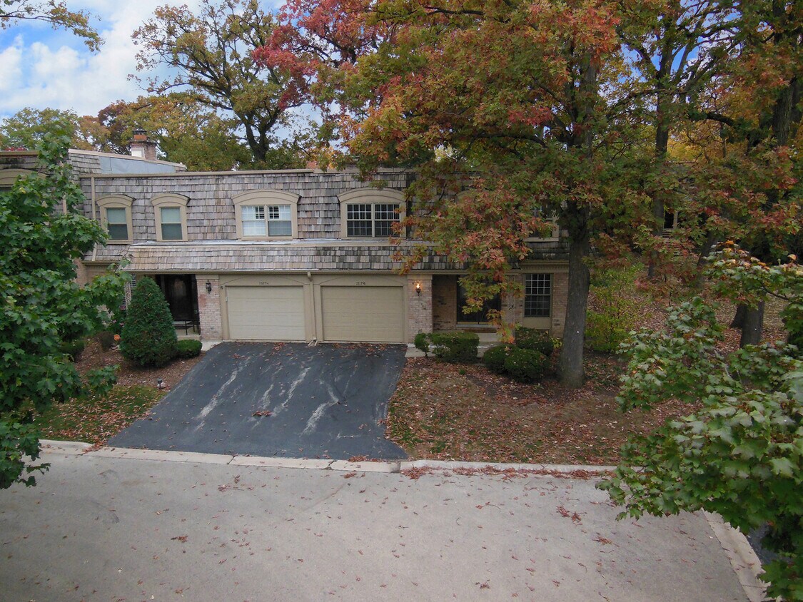 Primary Photo - 2S750 Ave Barbizon