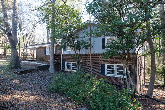 Building Photo - "Charming 3-Bedroom Retreat with 2 Full Ba...