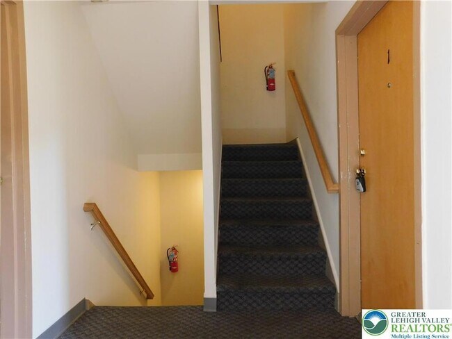 Building Photo - 813 Main St