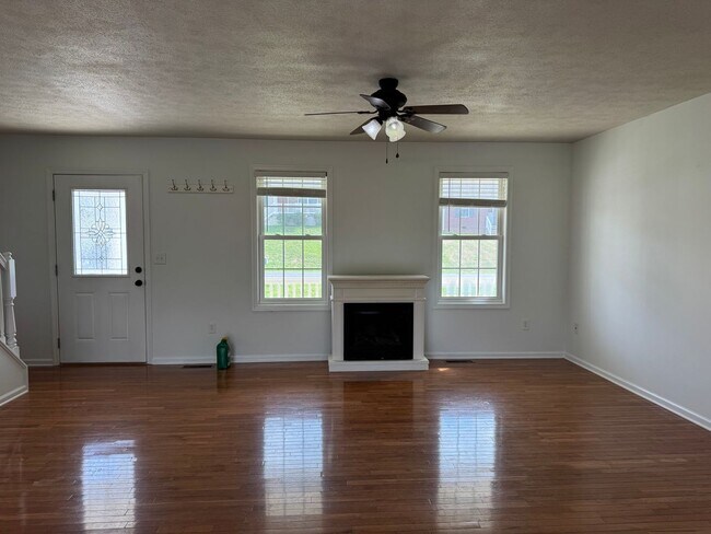 Foto del edificio - 2 story home with 1 car garage and fenced yard