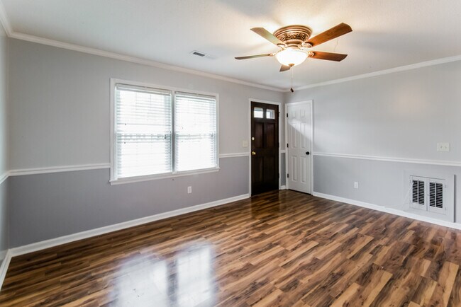 Building Photo - 3 Bedroom Gem