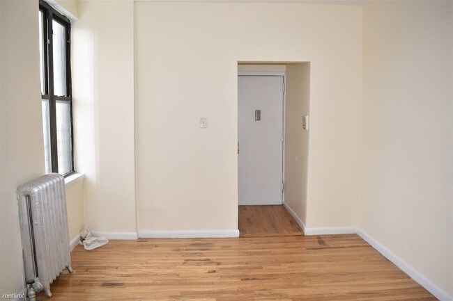 Building Photo - 518 E 187th St