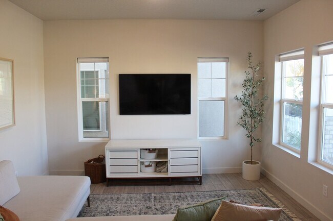 Building Photo - 3643 W Drexler Dr