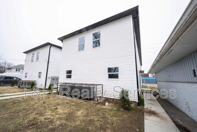 Foto del edificio - 2810 E Michigan St