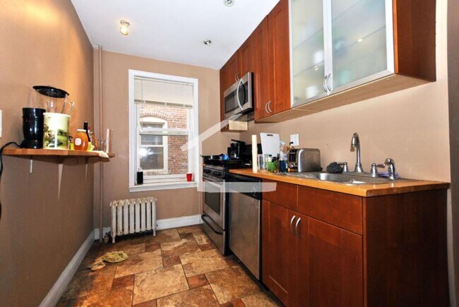 Foto del edificio - Nicely renovated 3 bed 1 bath unit on the Green Line in Allston!