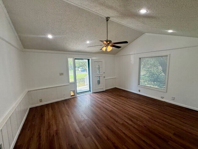 Foto del edificio - For Rent – 2 Bedroom, 1 Bath Home in Westl...