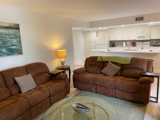 Foto del edificio - 955 Dotterel Rd