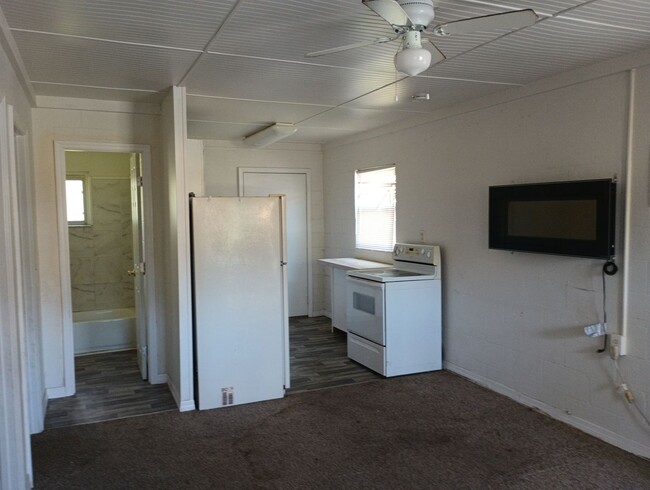 Building Photo - 2 bedroom 1 bathroom duplex for rent