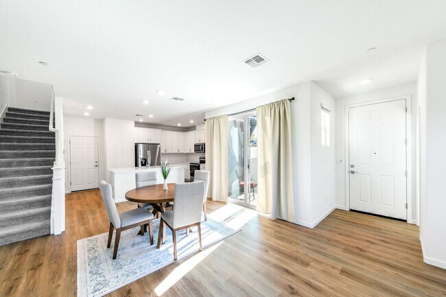 Foto del edificio - Citrus Heights AMAZING FLOOR-PLAN (Solar) ...