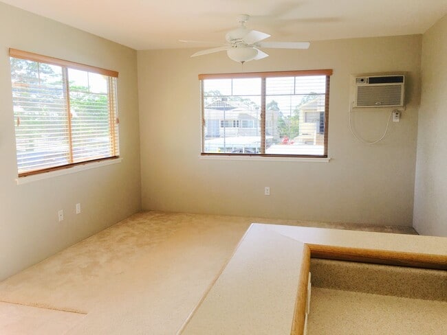 Building Photo - 2 bed 1 Bath / Private courtyard / 2 tande...