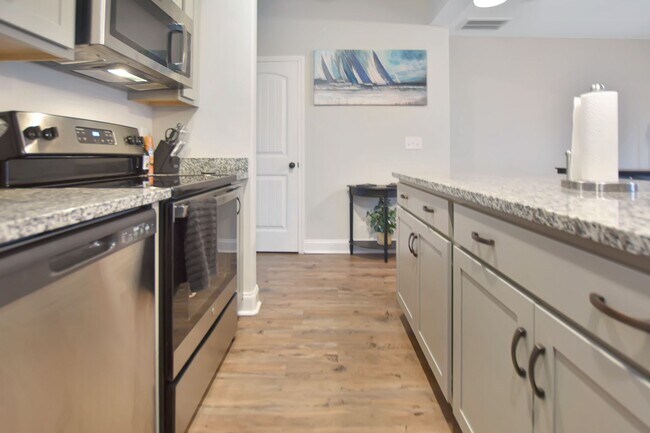 Building Photo - Pet Friendly Two Bedroom!