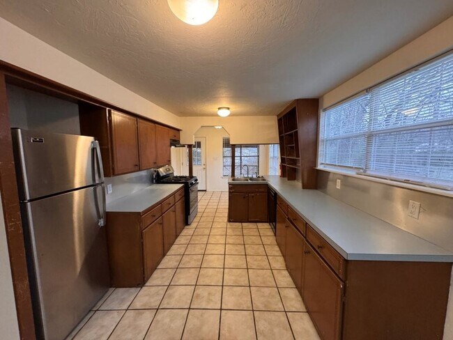 Foto del edificio - Cozy with lots of character, flexible floor plan could be 4-or 5-bedroom, oversized garage and la...