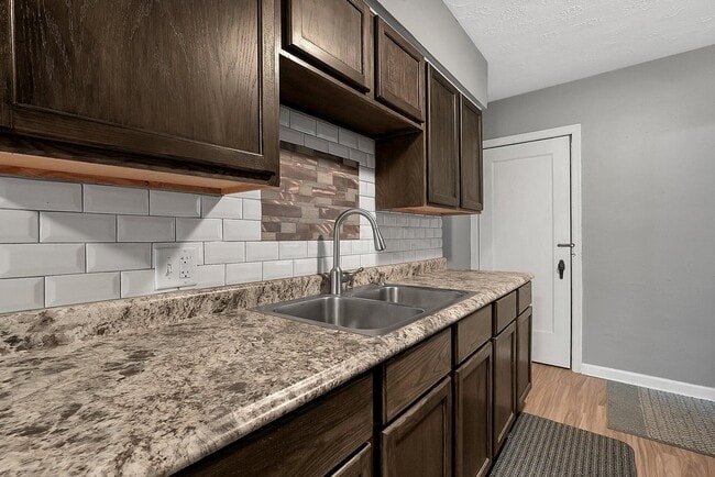 Foto del edificio - 653 Rhoads Ave