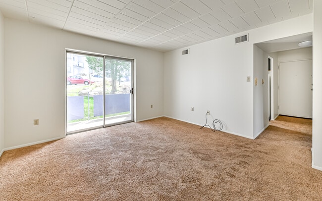 Building Photo - Hillcrest Apartments