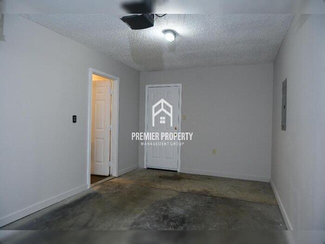 Building Photo - 3017 Meadows Ln