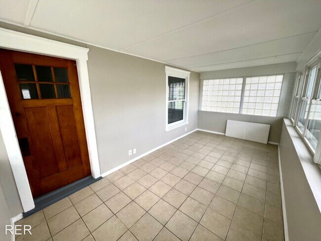 Building Photo - 3 br, 1 bath House - 9 W. Market St.