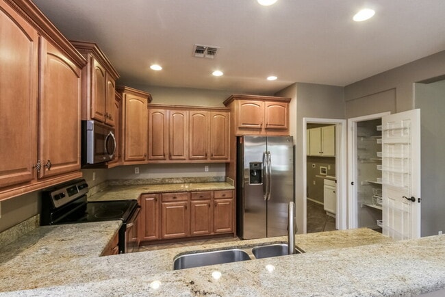 Building Photo - 1081 E Horseshoe Dr