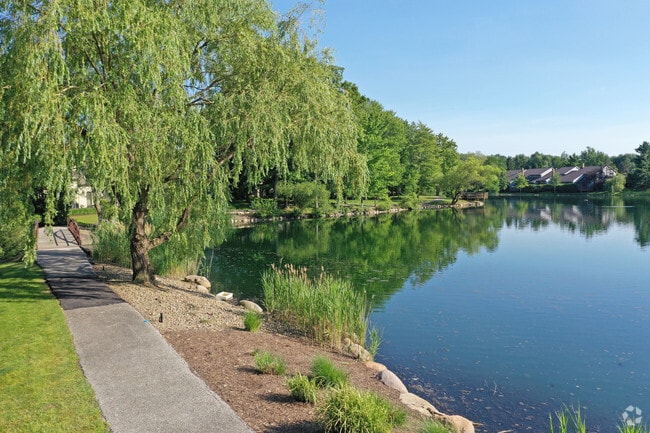 Lake Trail - Atrium in The Village