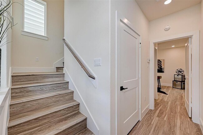Building Photo - 2905 Nagle St