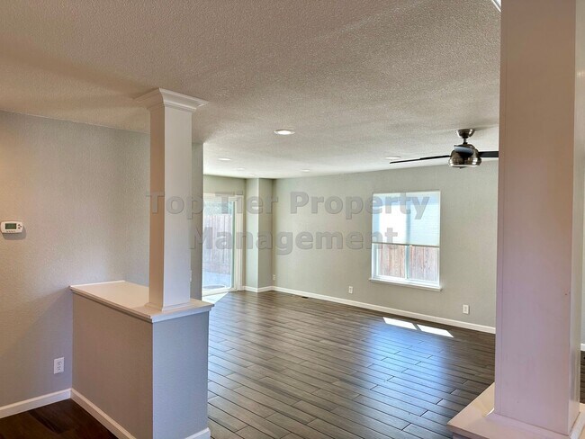 Foto del edificio - Beautiful and spacious 4 Bed/ 2.5 Bath/ 2,...