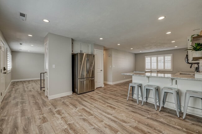 Building Photo - 660 S 400 E