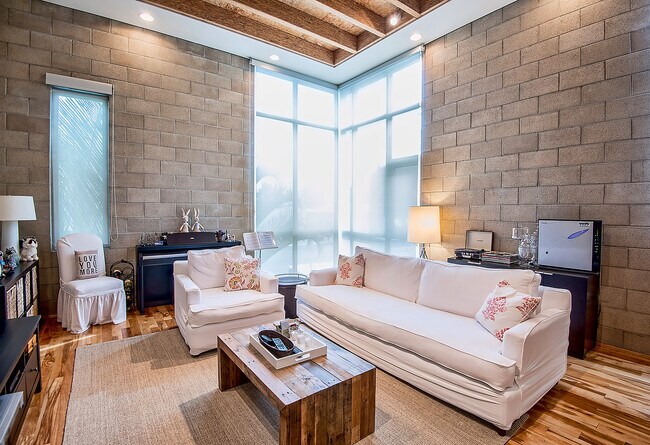 Building Photo - 631 N Larchmont Blvd