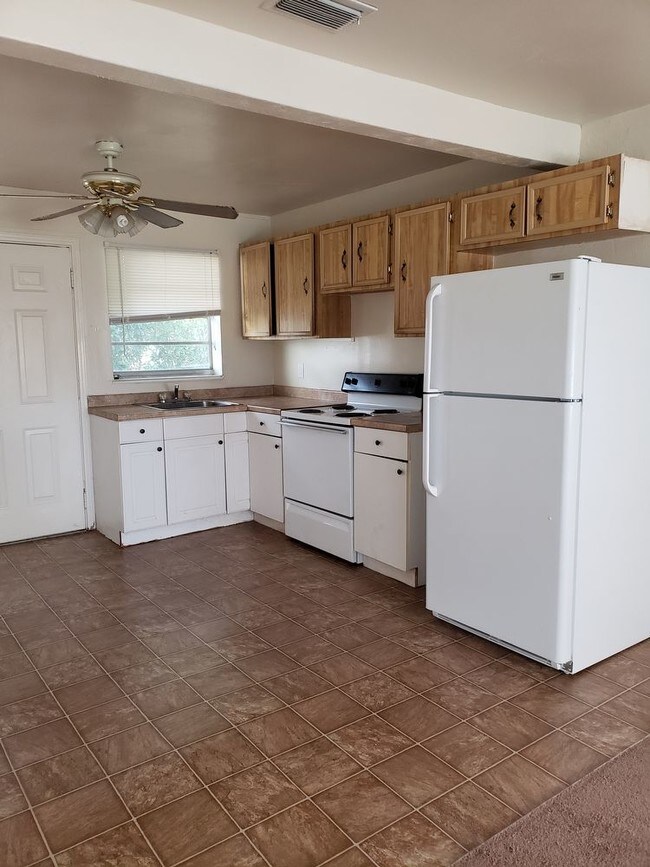 Building Photo - 2 BEDROOM APARTMENT 995 - BEACHSIDE