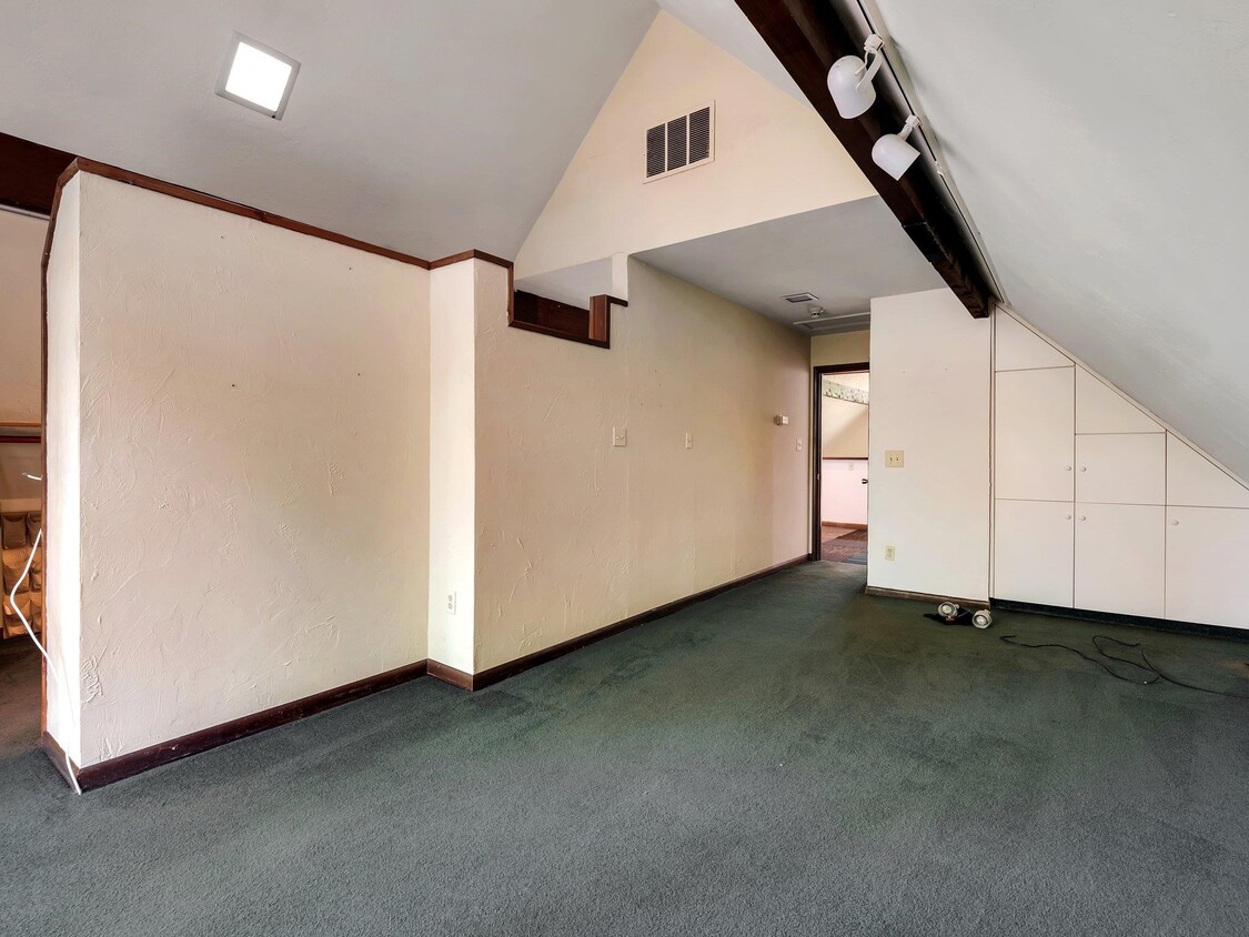 Building Photo - 3014 Banks Rd