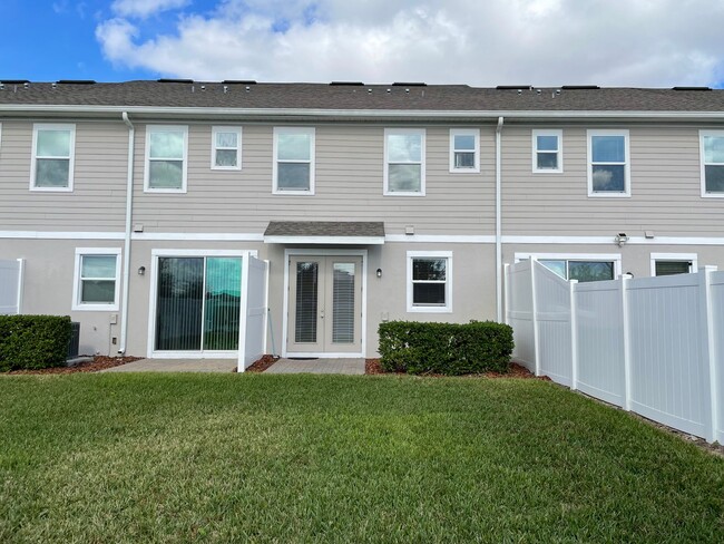 Foto del edificio - 3 BEDROOM/ 2 BATHROOM TOWNHOME IN ORLANDO