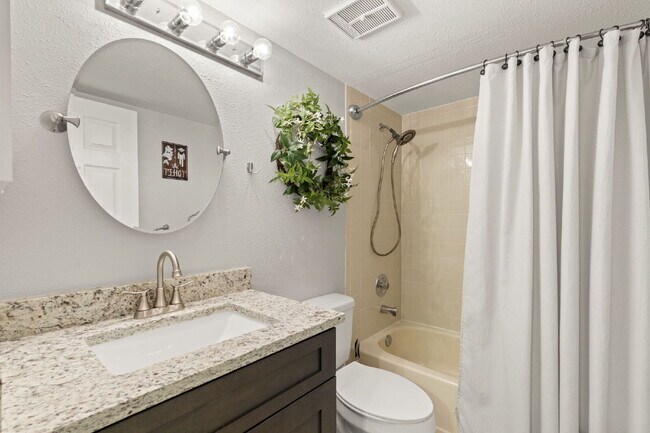 Foto del edificio - Beautiful Condo For Rent In St Petersburg!