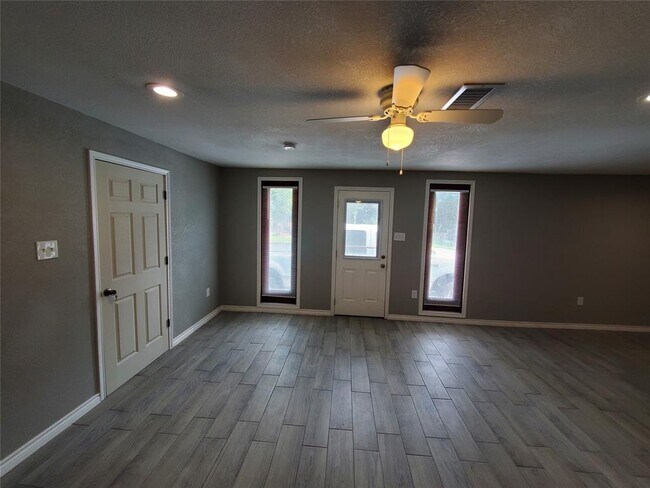 Foto del edificio - 13609 Hooper Rd