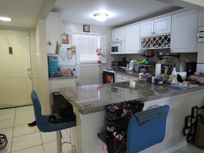 Building Photo - 2322 S Cypress Bend Dr