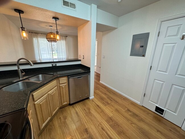 Foto del edificio - 3 Bedroom Condo for Rent in Central Boulder!