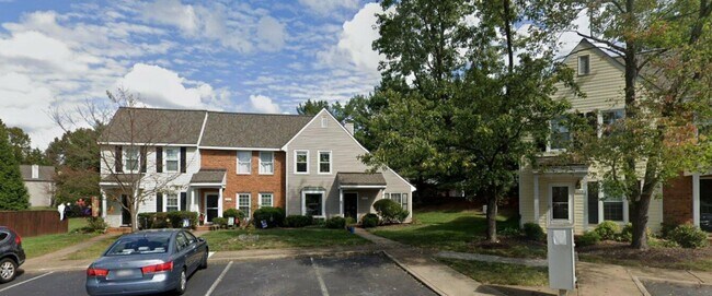 Foto del edificio - Super Cute END UNIT townhome located close...