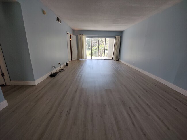 Foto del edificio - 3200 N Palm Aire Dr