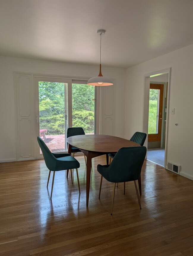 Comedor - 106 Maruth Dr