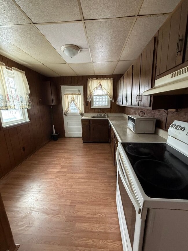 Building Photo - North Hill Area 4 Bedroom Home!! Tons of Charm!!
