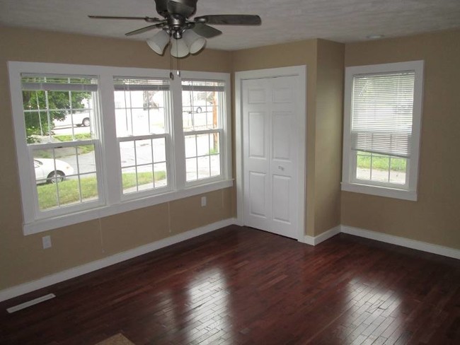 Building Photo - BCR Quaint One Bedroom Wood Floors Beautiful