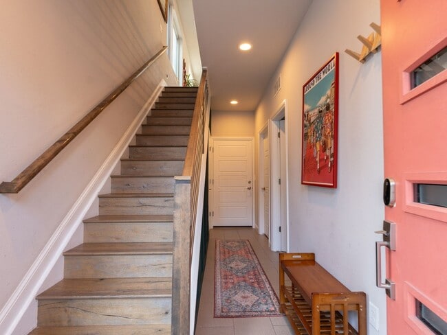 Building Photo - 3 Bedroom Townhome with Private Rooftop in...