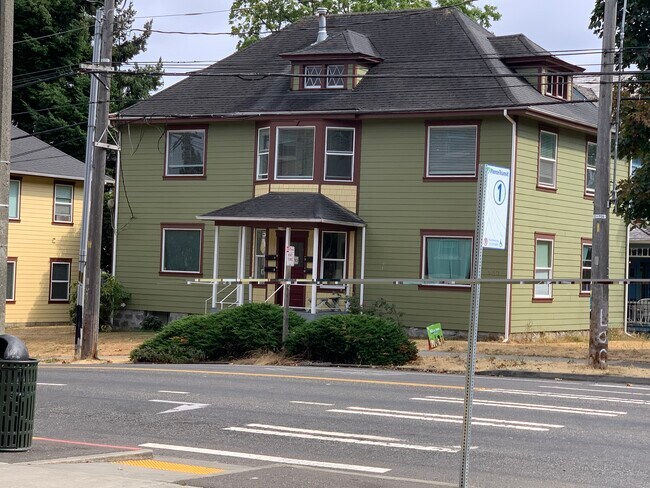 Vista del complejo de 4 unidades seguro desde Wright's Park - 620 6th Ave