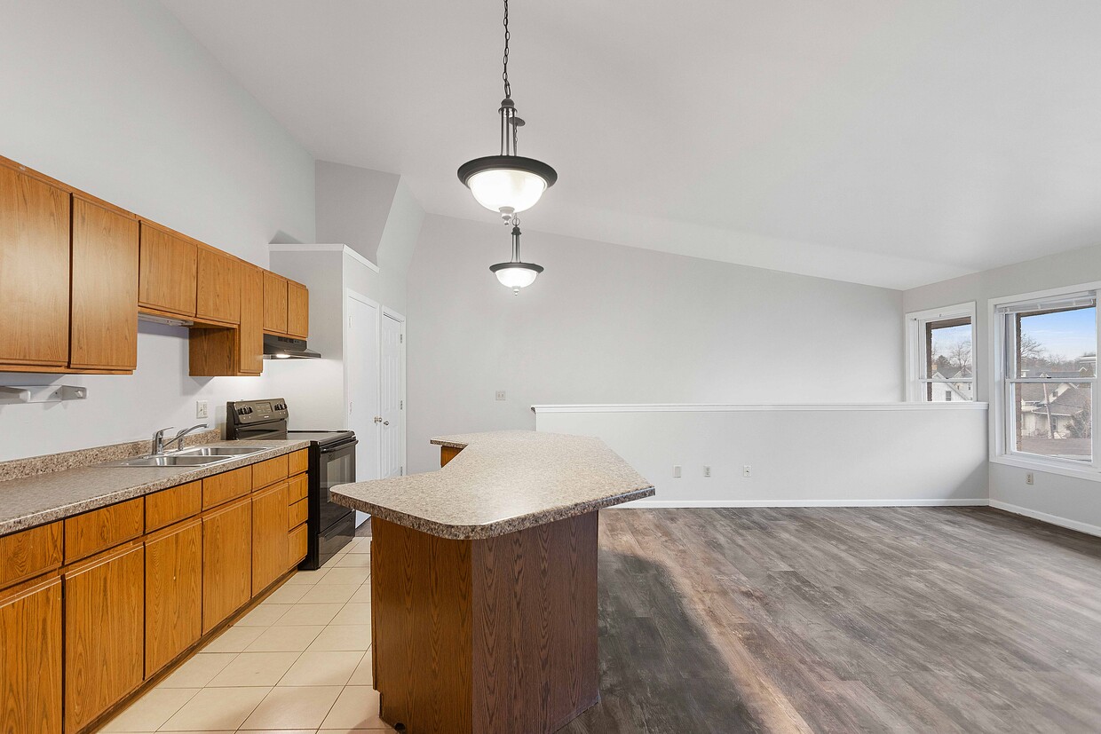 825835 Wisconsin St, Oshkosh, WI 54901 Apartments in Oshkosh, WI