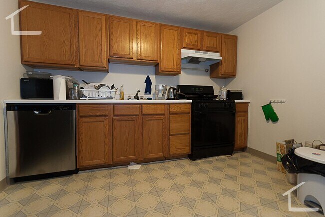 Building Photo - 2BR 1Bth unit. Heat/Hot Water included. Walk to T.