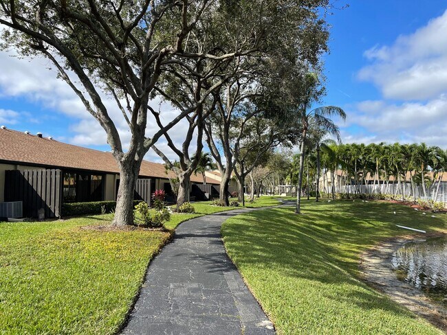 Foto del edificio - 541 Shady Pine Way