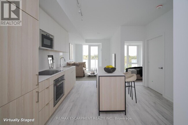 Photo du bâtiment - 215-215 Lakeshore Rd W