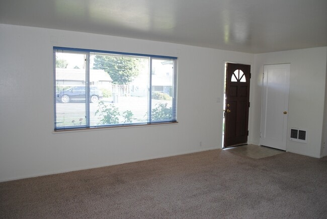 Building Photo - Two Bedrooms & One Bathroom Home