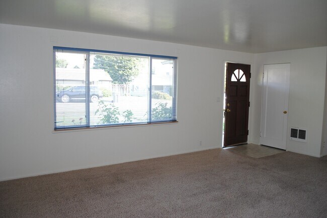 Foto del edificio - Two Bedrooms & One Bathroom Home