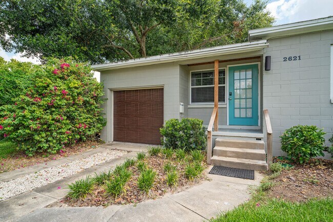 Building Photo - Charming and Updated 2/2 Home in Colonial ...