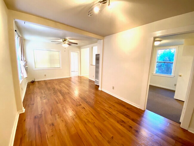 Foto del edificio - 626 S Auburn St