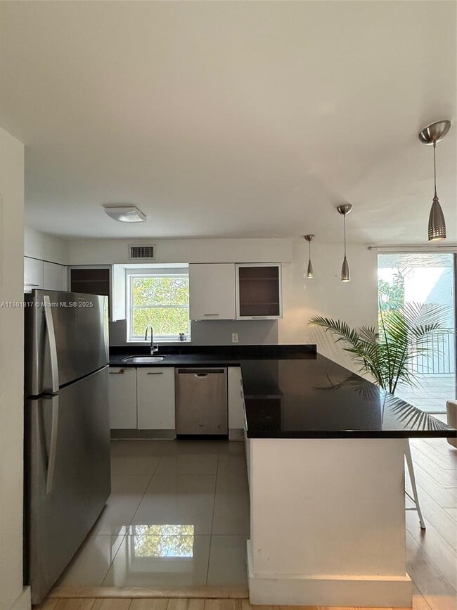 Foto del edificio - 680 NE 64th St