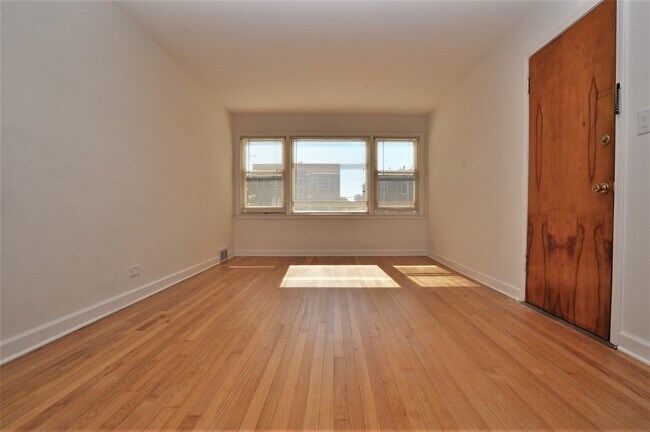Foto del edificio - 5311 N California Ave